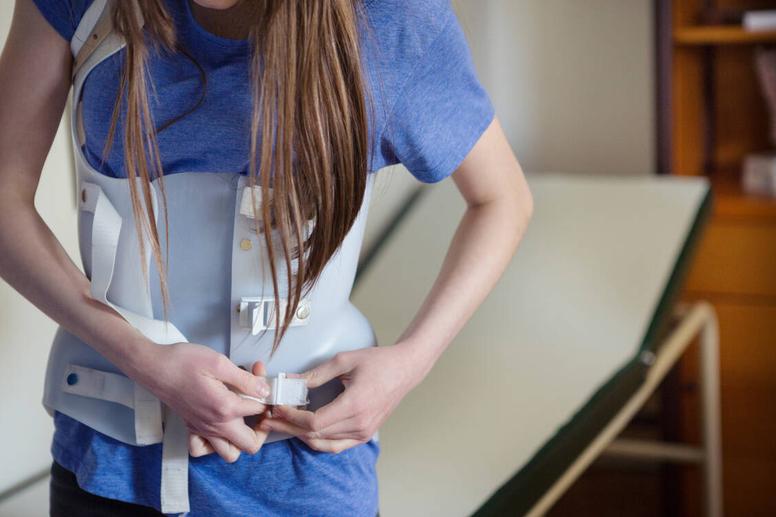Dass ein Korsett, das bestenfalls 23 Stunden am Tag getragen werden sollte, bei Jugend­lichen nicht gut ankommt, ist verständlich. Dabei kann diese konservative Therapie­methode eine Operation an der Wirbelsäule langfristig verhindern. / Foto: Getty Images/Elva Etienne