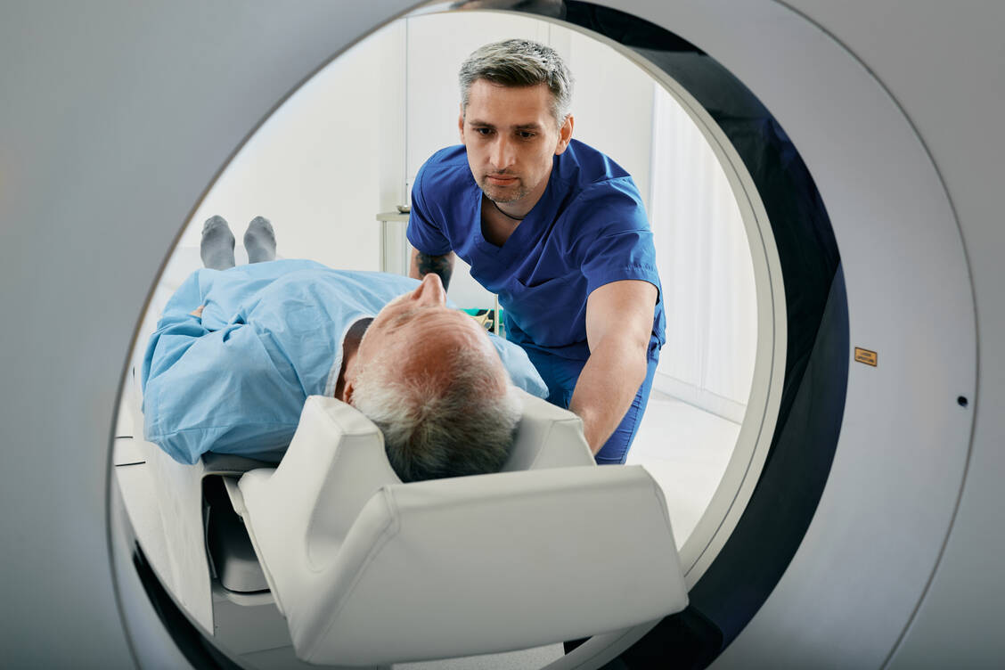 Den Ergebnissen der Charité-Studie zufolge könnten Männer zur Abklärung eines Prostatakrebsverdachts häufiger »in die Röhre geschoben« werden. Eine Biopsie bliebe dadurch vielen erspart. / © Adobe Stock/Peakstock
