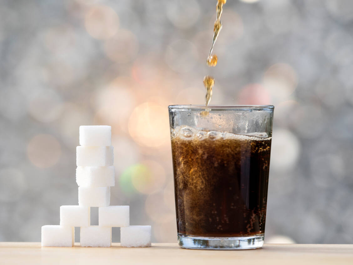 Massenhaft Zucker in Softdrinks ist schädlich, bei einer Unterzuckerung hilft aber ein Glas, den Blutzucker wieder in den Normalbereich zu heben. / © Getty Images/Jose A. Bernat Bacete