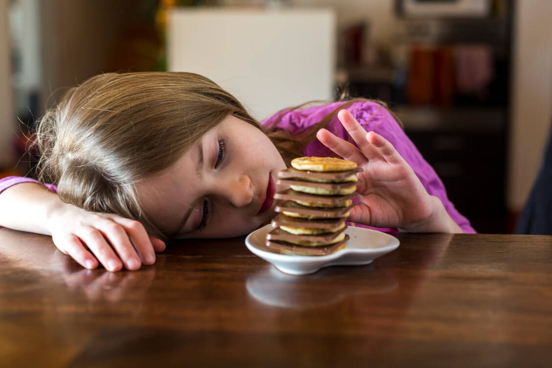 Die Pandemie macht Kindern zu schaffen: Sie sitzen zu Hause, langweilen sich, bewegen sich kaum – und greifen vermehrt zu ungesunden Snacks. Als Folge könnten viele Kinder mit Übergewicht aus der Pandemie kommen. / Foto: Getty Imagges/Westend61