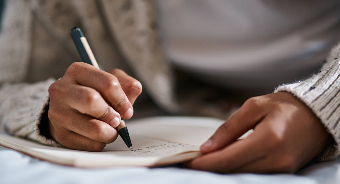 Ein Schmerztagebuch kann vor allem zu Beginn einer Therapie helfen, Auslöser und Muster zu erkennen. / © Getty Images/PeopleImages