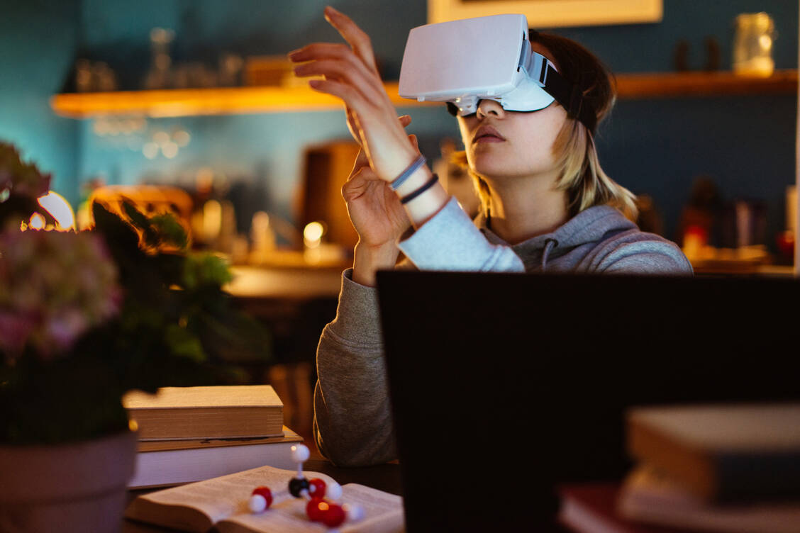 Bei Virtual Reality (VR) taucht man mittels einer speziellen Brille, einer sogenannten VR-Brille, in die virtuelle Welt ein. Das lässt sich auch für das Lernen nutzen. / Foto: Getty Images/Guido Mieth
