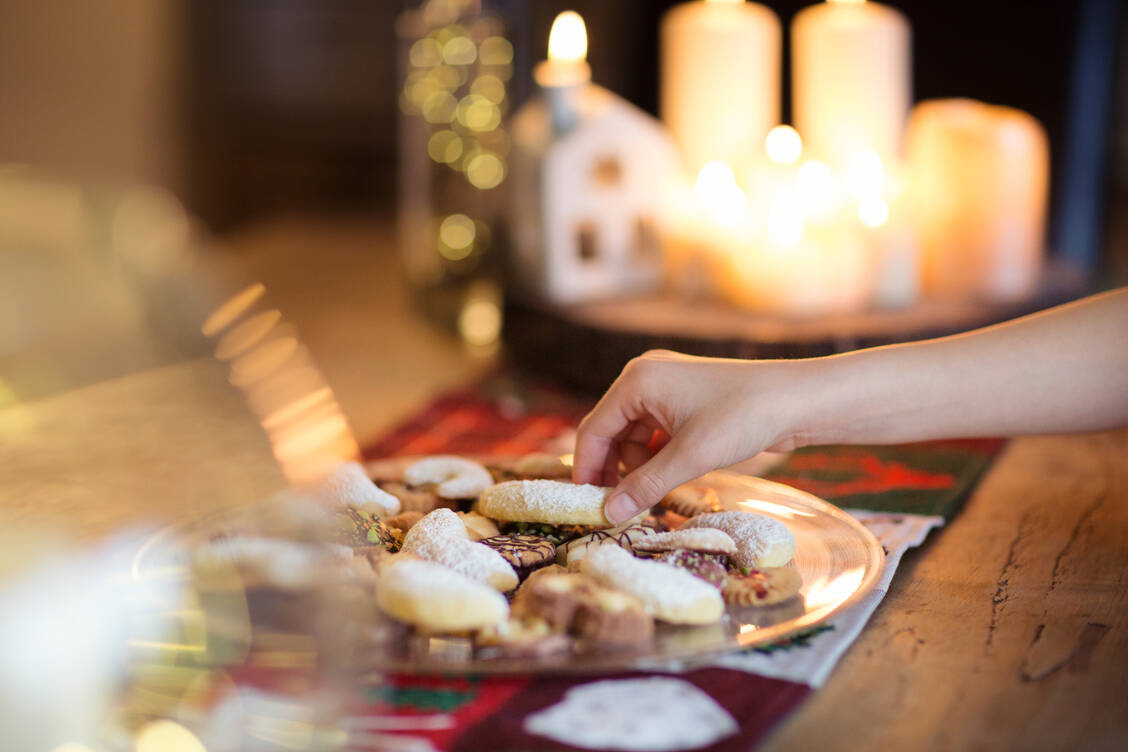 Gerade in der Advents- und Weihnachtszeit sind die Versuchungen groß. / © Getty Images/Elva Etienne