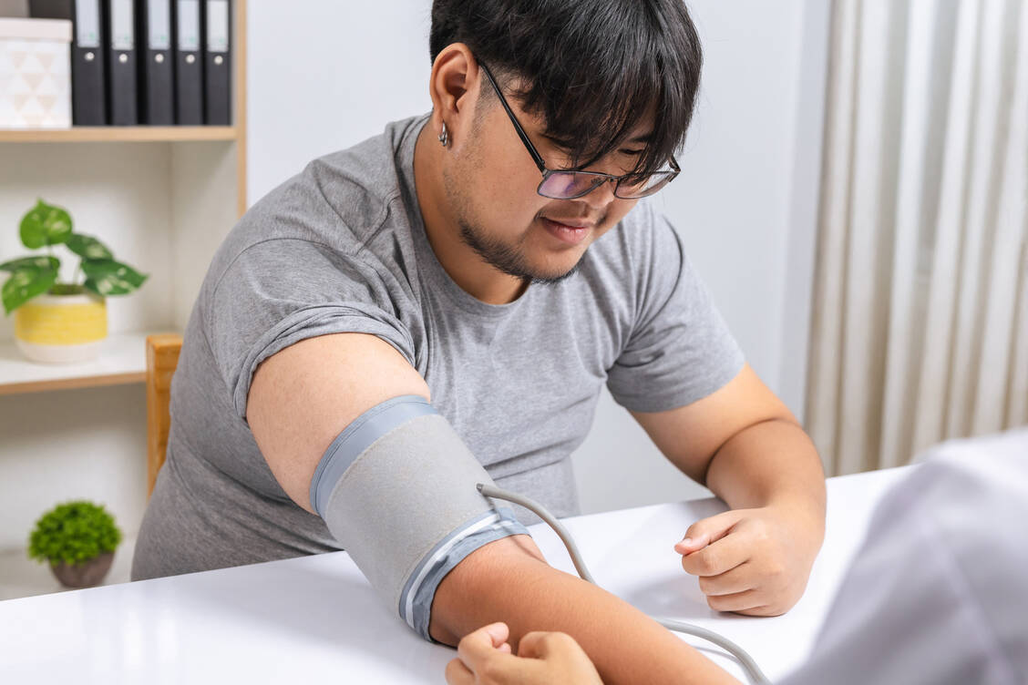 Schon viele jüngere Menschen tragen ein hohes Risiko dafür, einen Schlaganfall zu erleiden. Daher sind regelmäßige Check-ups wichtig. / © Adobe Stock/Pituk