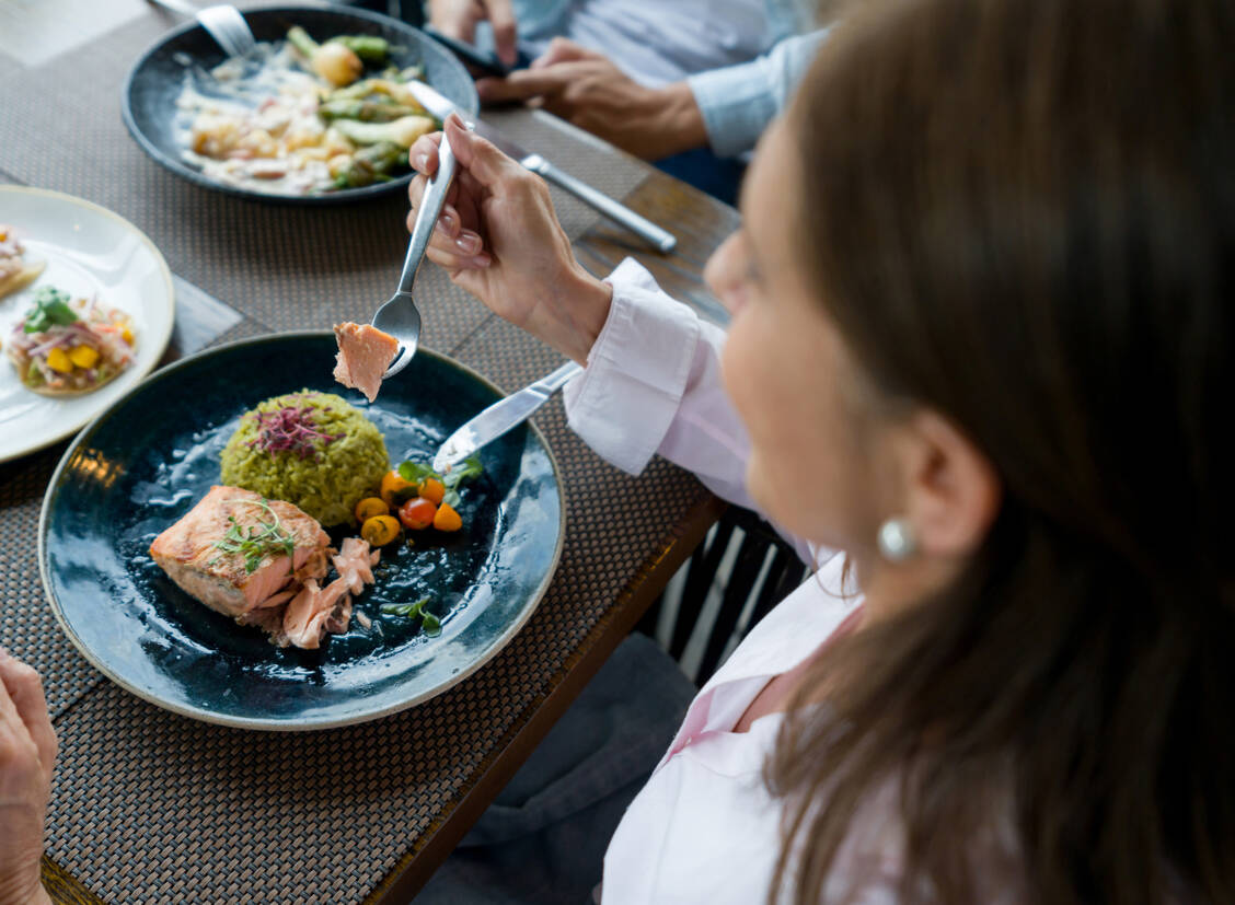 Gegen ein (gut durchgebratenes) Lachsfilet ist in der Schwangerschaft nichts einzuwenden. Thunfisch – auch der aus Konserven – sollten schwangere und stillende Frauen aber besser vom Speiseplan streichen. / Foto: Getty Images /
Hispanolistic