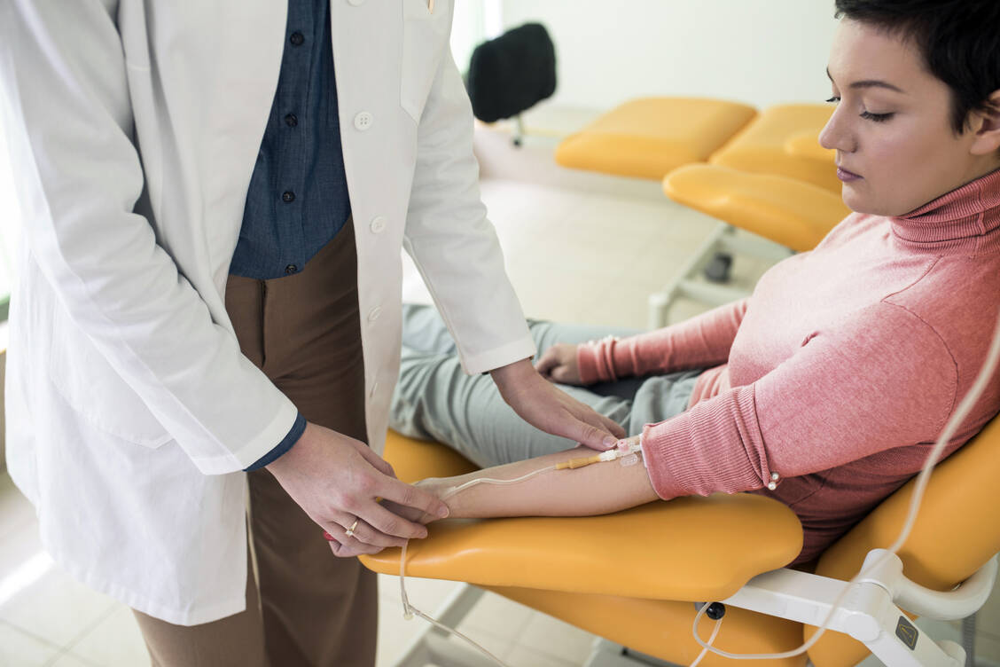 Beim akuten Schub wird als Standardtherapie hoch dosiertes Cortison intravenös verabreicht, um das überaktive Immunsystem und Entzündungsreaktionen zu bremsen. / © Adobe Stock/LStockStudio