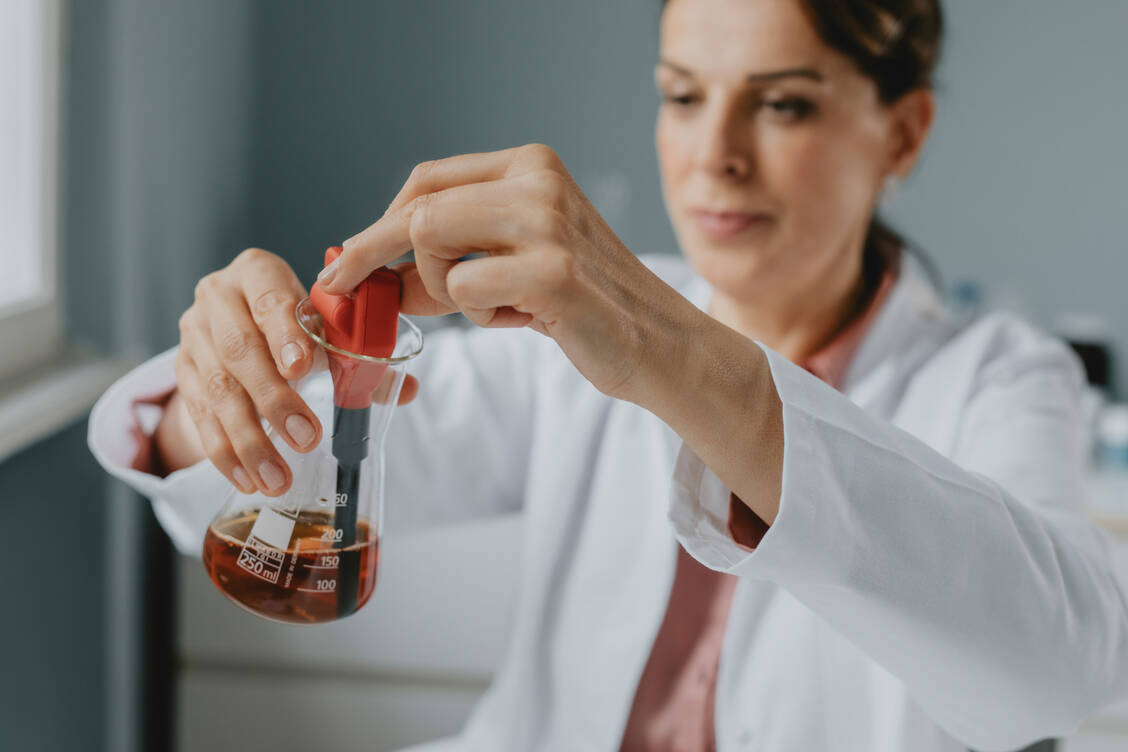 Die pH-Wertmessung mithilfe einer Messelektrode ist genauer als mit Indikatorpapier.  / © Getty Images/FreshSplash