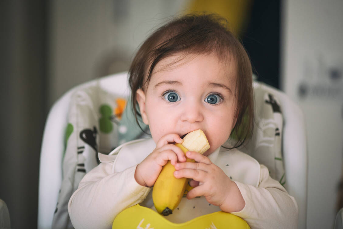 Keine Sorge! Nur überreife und damit sehr dunkle Bananen enthalten Alkohol und sind nichts für kleine Kinder. Solange sie noch gelb sind, sind sie eine gesunde und wohlschmeckende Mahlzeit für die Kleinen. / © Getty Images/Emilija Manevska