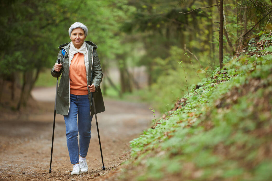 Schon eine Stunde Gehen kann laut Studie die negativen Gefühle von Einsamkeit ausgleichen. / Foto: Adobe Stock/Seventyfour