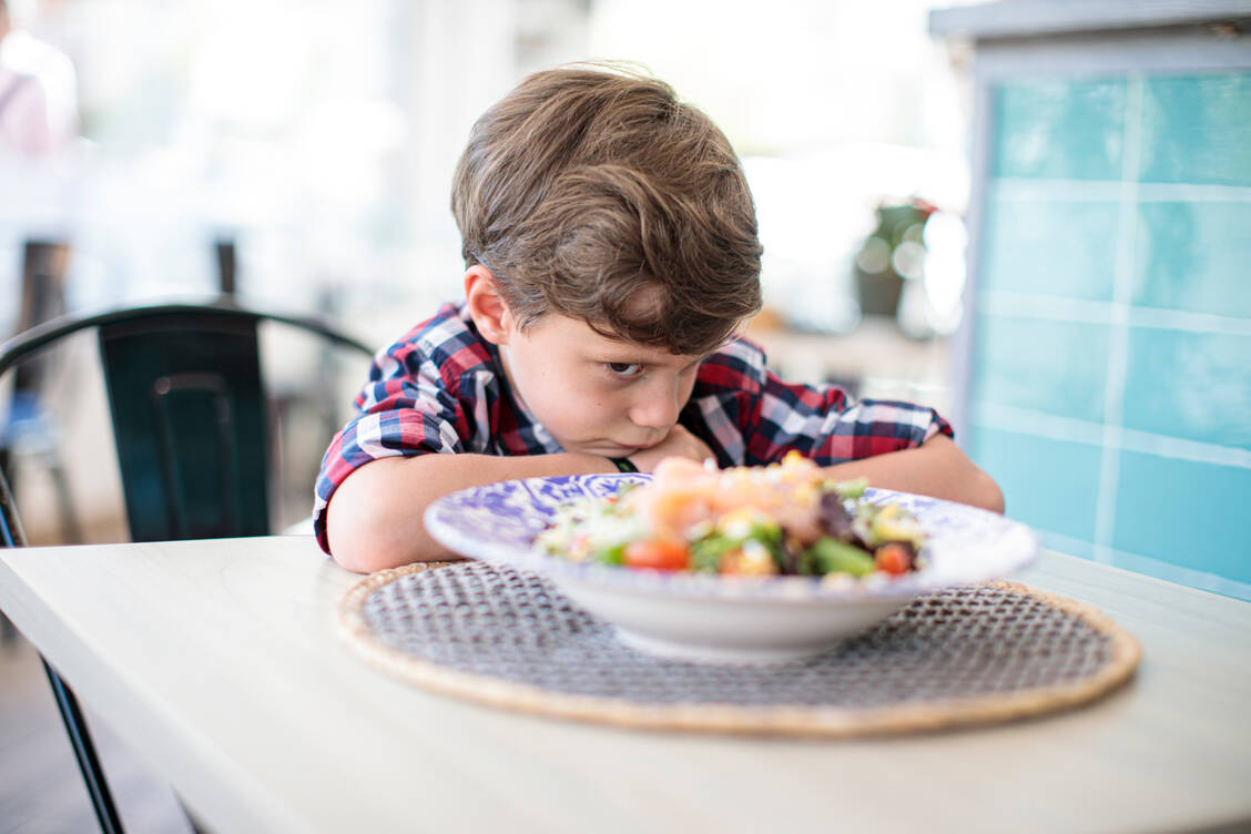 Obwohl häufig auch wählerische und heikle Esser mit diesem Begriff bezeichnet werden, steht der Begriff Picky Eater eigentlich für eine Gruppe mit hoch selektivem Essverhalten. / © Getty Images/Lourdes Balduque