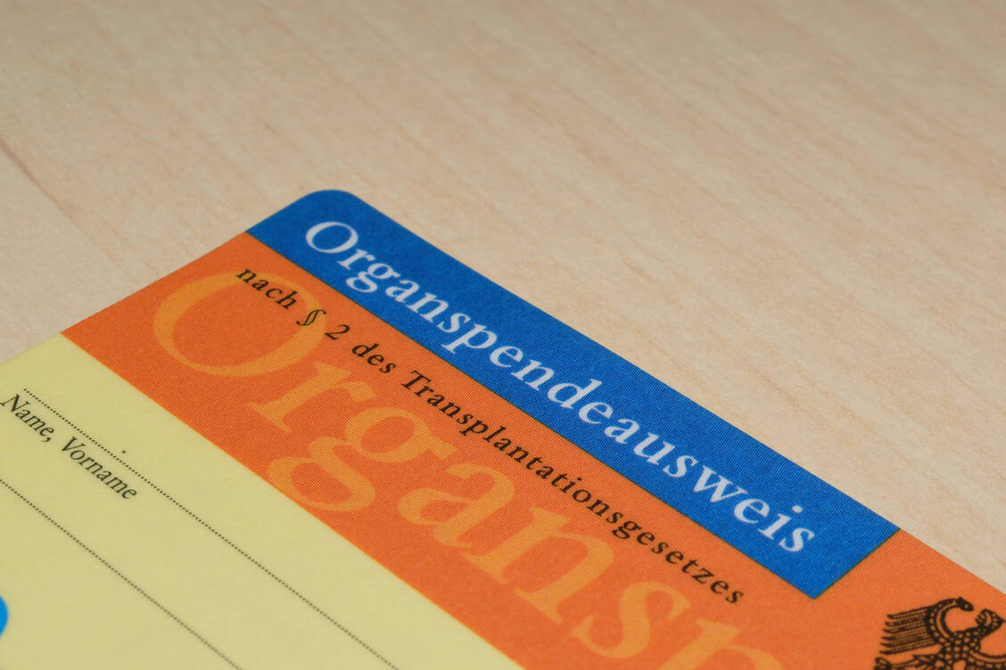 Neben dem Organspendeausweis wird es bald die Möglichkeit geben, sich online für oder gegen eine Organ- und Gewebespende auszusprechen. / Foto: Getty Images/Martin-Lang