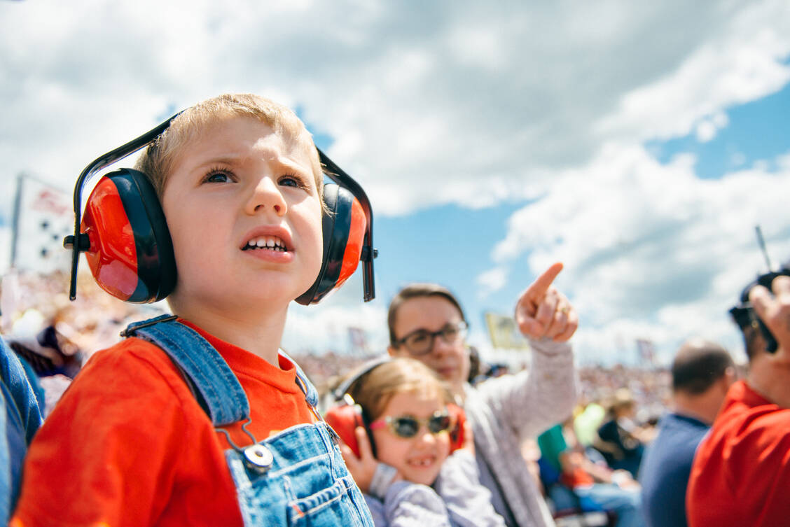 Wenn es laut wird, eigent sich für jüngere Kinder beispielsweise ein Kapselgehörschutz, umgangssprachlich auch «Micky Maus» genannt. / Foto: Getty Images/ferrantraite
