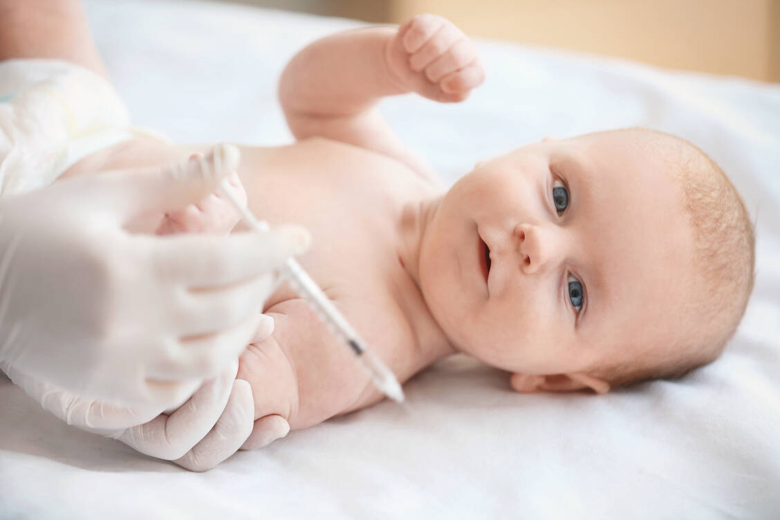 Impfen trainiert das Immunsystem von kleinen Kindern auf ungefährliche Art. / Foto: Adobe Stock/ New Africa