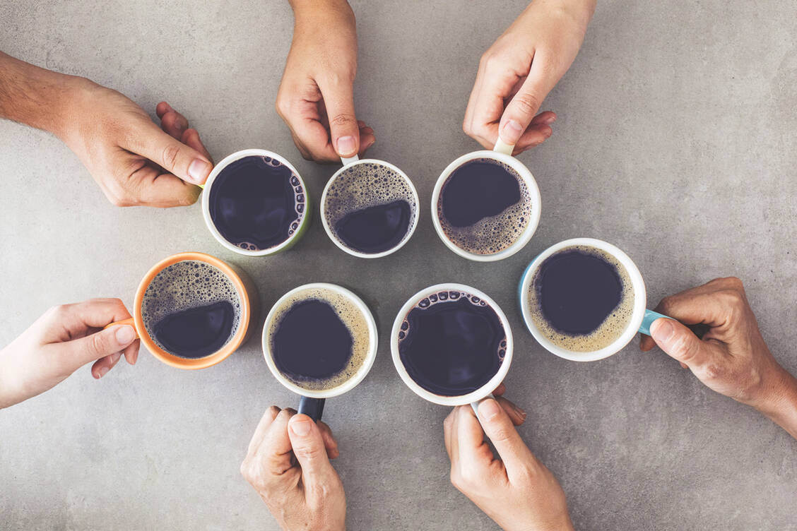 Kaffee – natürlich ohne Zucker – hat sich in einer großen Metaanalyse als effizienter Schutzfaktor für die Leber erwiesen. / Foto: Adobe Stock/Sebra