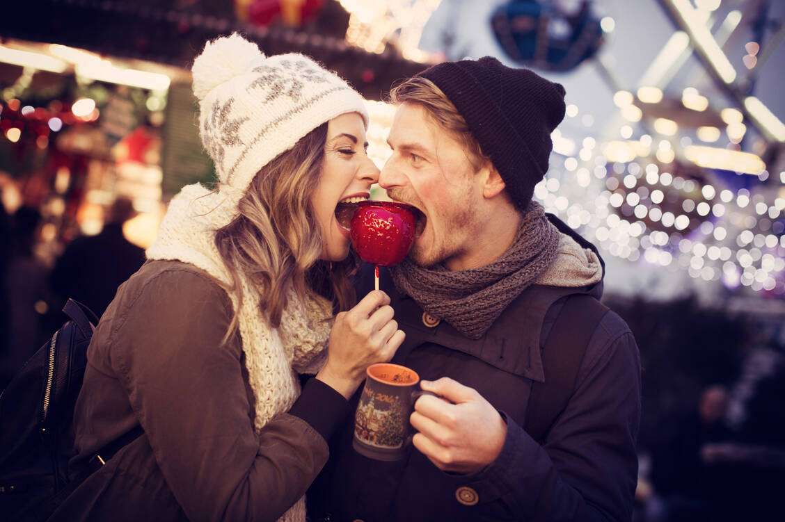 Auf dem Weihnachtsmarkt locken viele süße und fettige Verführungen. Eine Möglichkeit, Kalorien einzusparen: Teilen! / Foto: Fotolia/Drubig-Photo