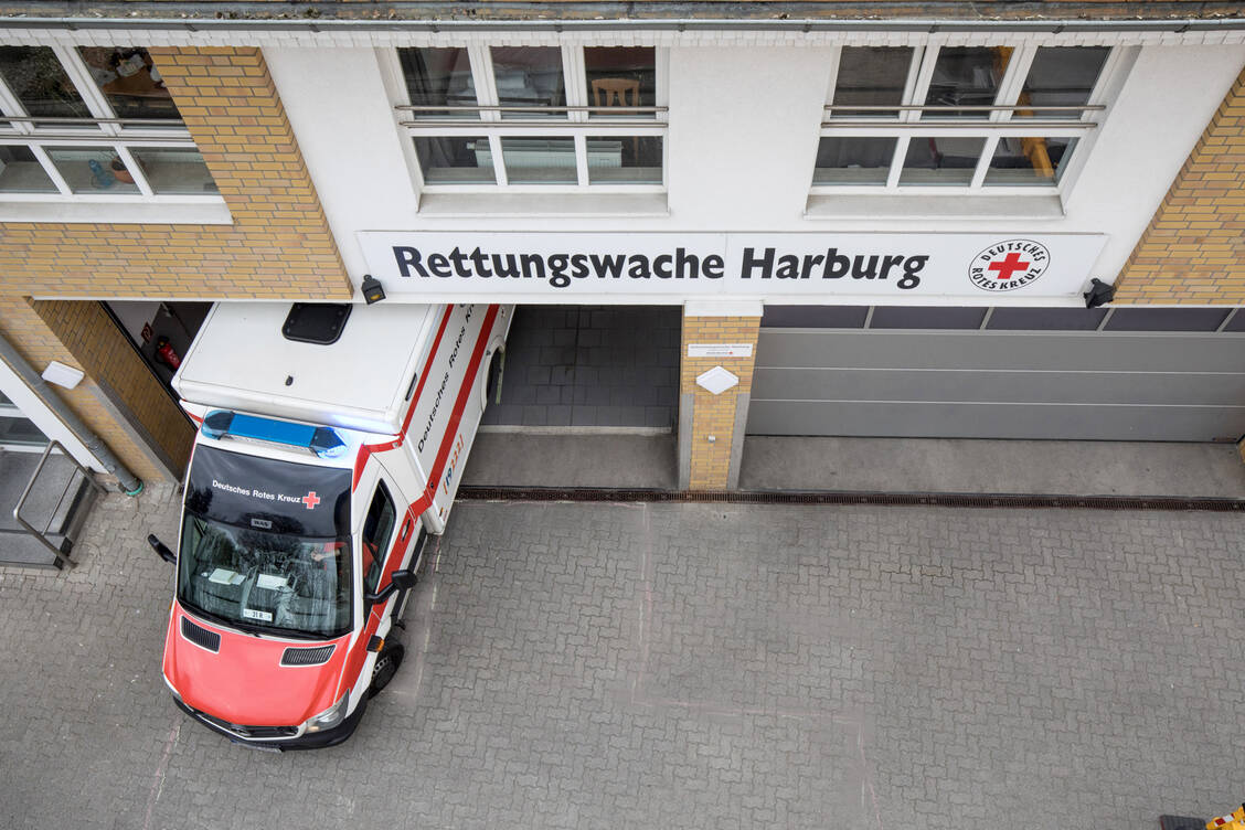 Nicht immer müssen die Retter zu schwerwiegenden Einsätzen. Häufig geht es auch darum, kranke Menschen zu befördern. / Foto: DRK/Zand-Vakili