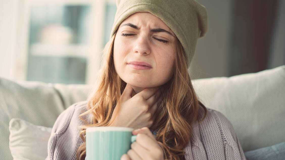 Um Halsschmerzen zu mildern, ist eine ausreichende Flüssigkeitszufuhr das A und O.  / Foto: Adobe Stock/sebra