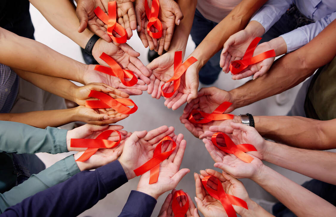 Tests sind wichtig, um Infektionen frühzeitig zu erkennen und eine Weiterverbreitung zu unterbinden. Zur Vorbeugung eignen sich Safer Sex mit Kondom und gegebenenfalls eine PrEP. / © Getty Images/AndreyPopov