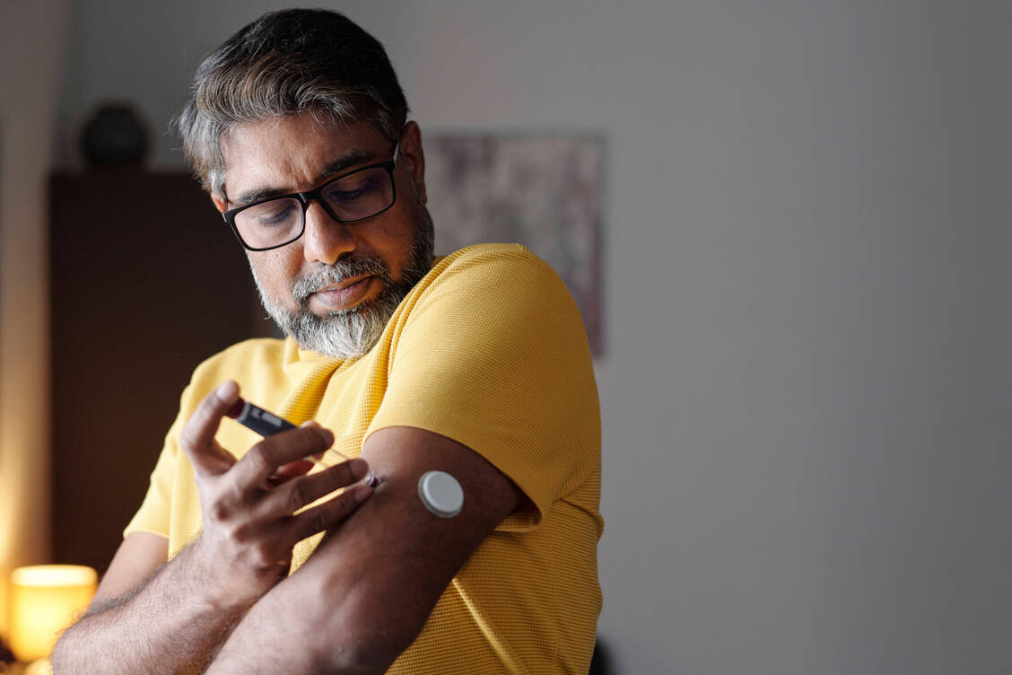 Die Anwendung von Pens, Fertigspritzen oder anderen Arzneimitteln zur Injektion muss gut erklärt und geübt werden. / © IMAGO/Westend61