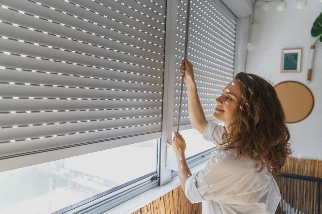 Heruntergelassene Rollläden halten die Hitze draußen, die Licht- und Lüftungsschlitze sollten dabei geöffnet bleiben / © Getty Images/Olezzo