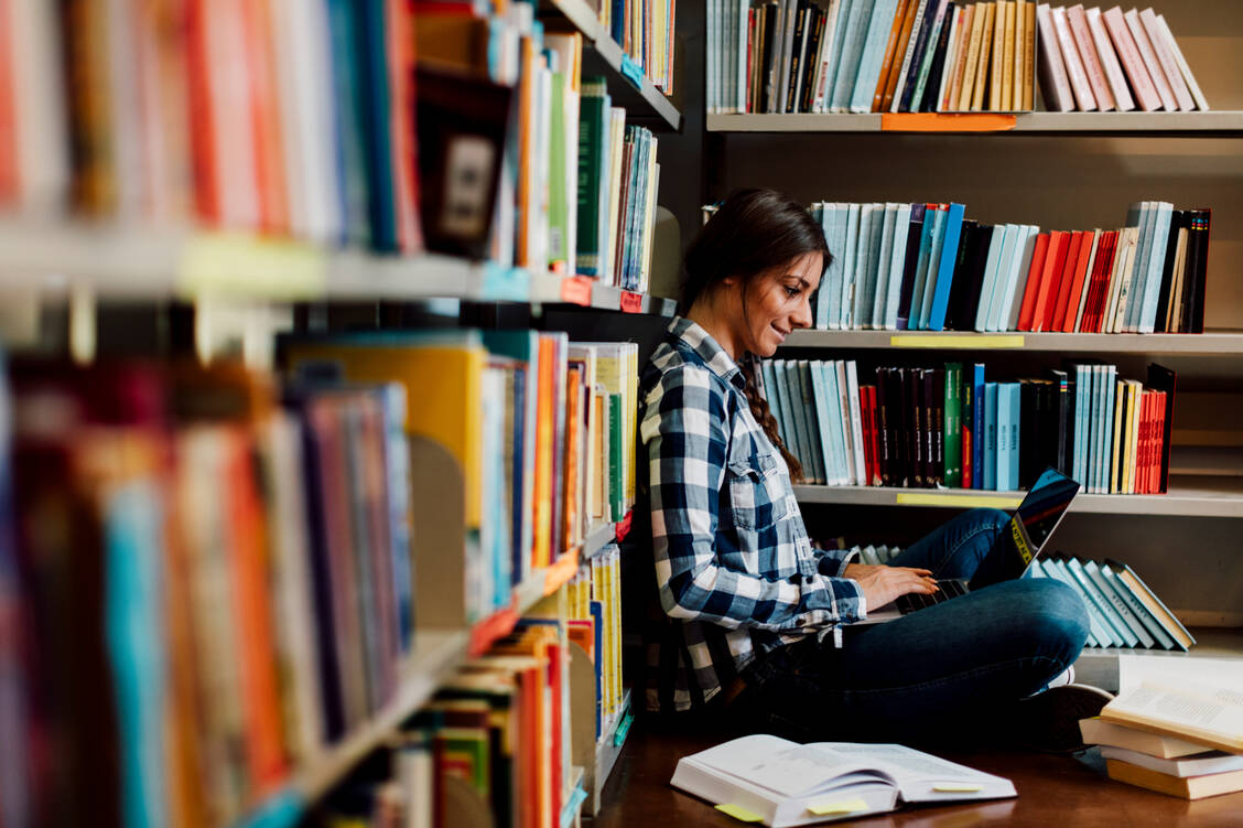 Ein ungestörter Platz in der örtlichen Bibliothek kann ein idealer Platz zum Lernen sein.  / Foto: Getty Images/vgajic