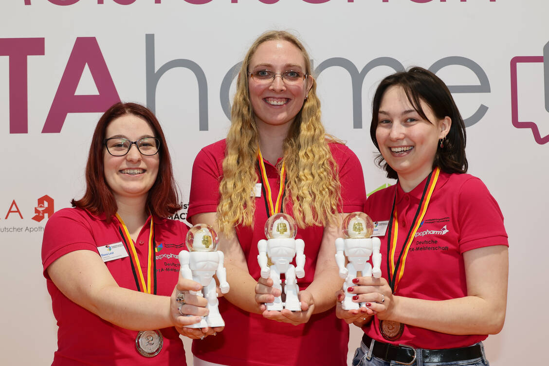 Die Gewinnerinnen der ersten Deutschen PTA-Meisterschaft im vergangegen Jahr auf der Expopharm in München (von links nach rechts): Elena Leist, Vanessa Schrader und Julia Ishikow. / © PZ/Alois Müller
