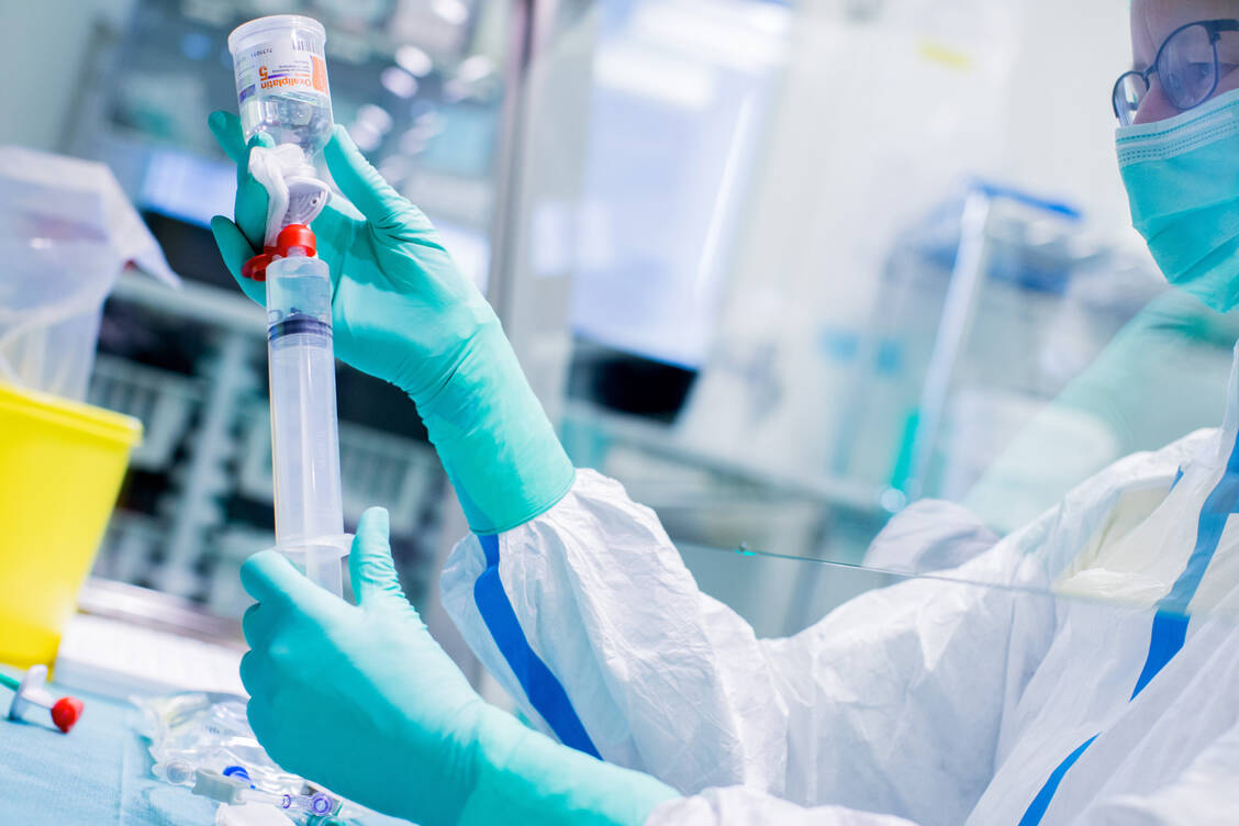 Apothekerin und Leiterin des NRF, Stefanie Melhorn: »DAC/NRF stellt die Verbindung zwischen dem Arzneibuchwissen und dem wissenschaftlichen Anspruch bei der Prüfung und Herstellung von Arzneimitteln in der Apotheke her.« / Foto: picture alliance / Rolf Vennenbernd/dpa