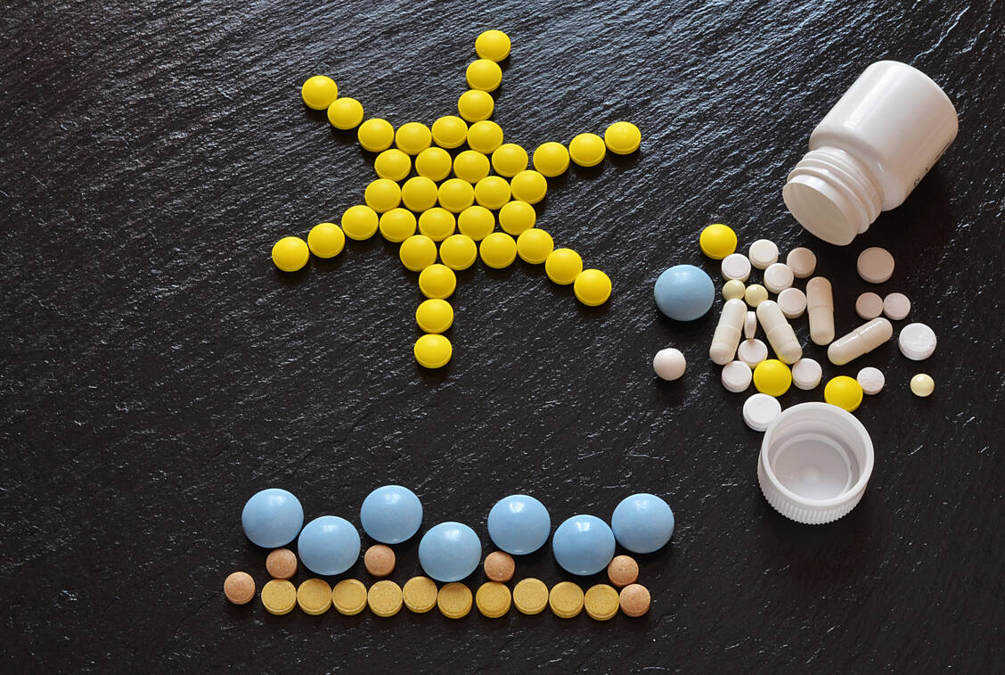 Viele Arzneistoffe besitzen ein photosensibilsierendes Potenzial. Patienten, die solche Wirkstoffe einnehmen, sollten sich ausreichend vor Sonne schützen, da sonst heftige Hautirritationen drohen.  / Foto: Adobe Stock/elizalebedewa