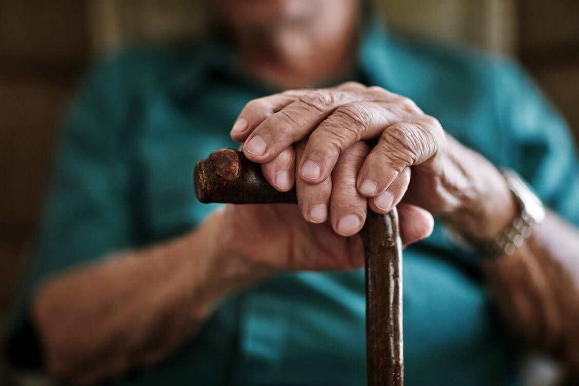 Im Hinblick auf die Fortschritte beim Altern sollte den Forschenden zufolge vor allem die in Gesundheit verbrachte Zeit eine Rolle spielen. / © Getty Images/PeopleImages