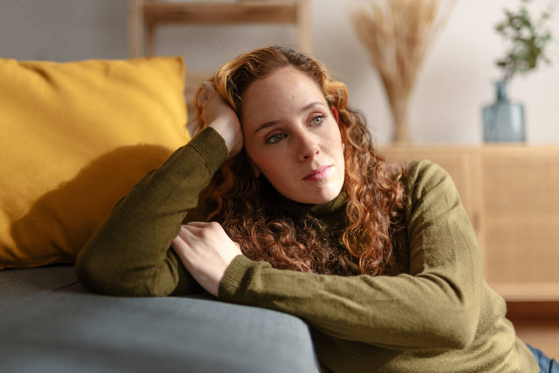 Sind es schon die Wechseljahre? Stimmungsschwankungen oder depressive Verstimmung können erste Anzeichen sein. / Foto: Getty Images/Israel Sebastian