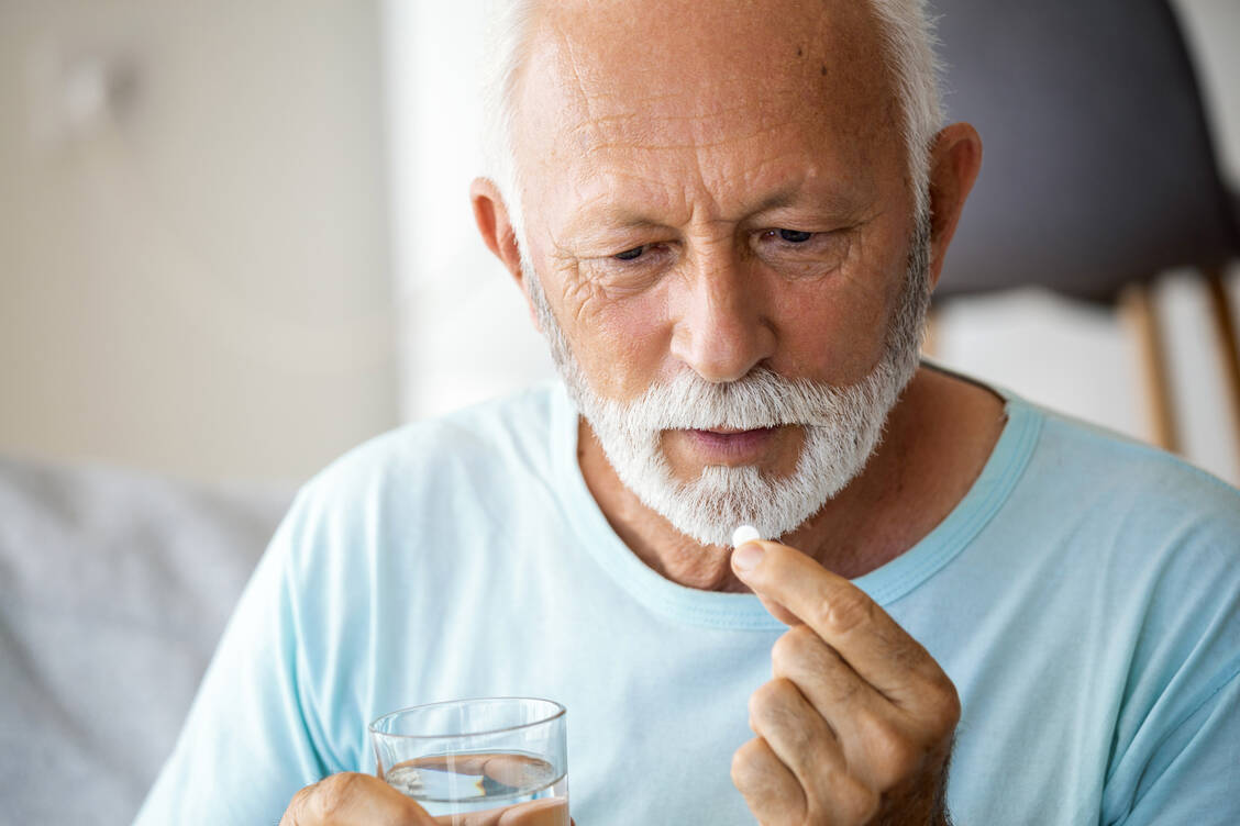 Suzetrigin wird oral eingenommen. Ob es eine Alternative zu den stark wirksamen Opioiden darstellen kann, muss abgewartet werden.  / © Adobe Stock/Graphicroyalty
