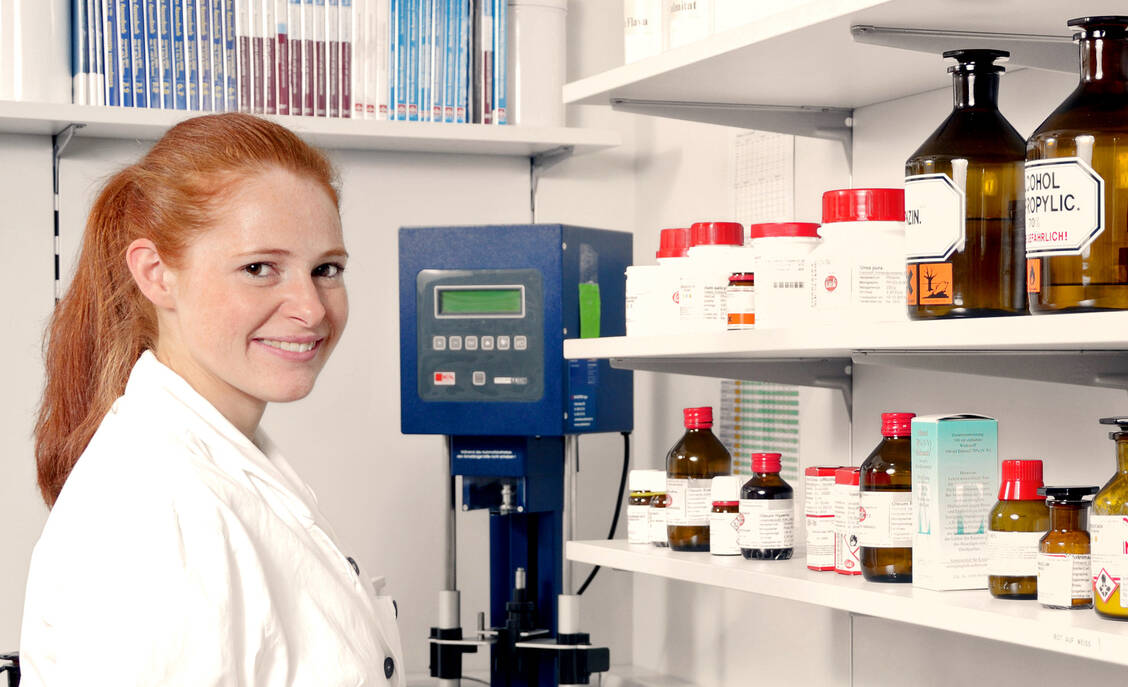 Dank umfassender Ausbildung im chemischen und galenischen Labor ist die PTA für ein Studium gut vorbereitet, findet der BVpta. / Foto: Fotolia/Gerhard Seybert