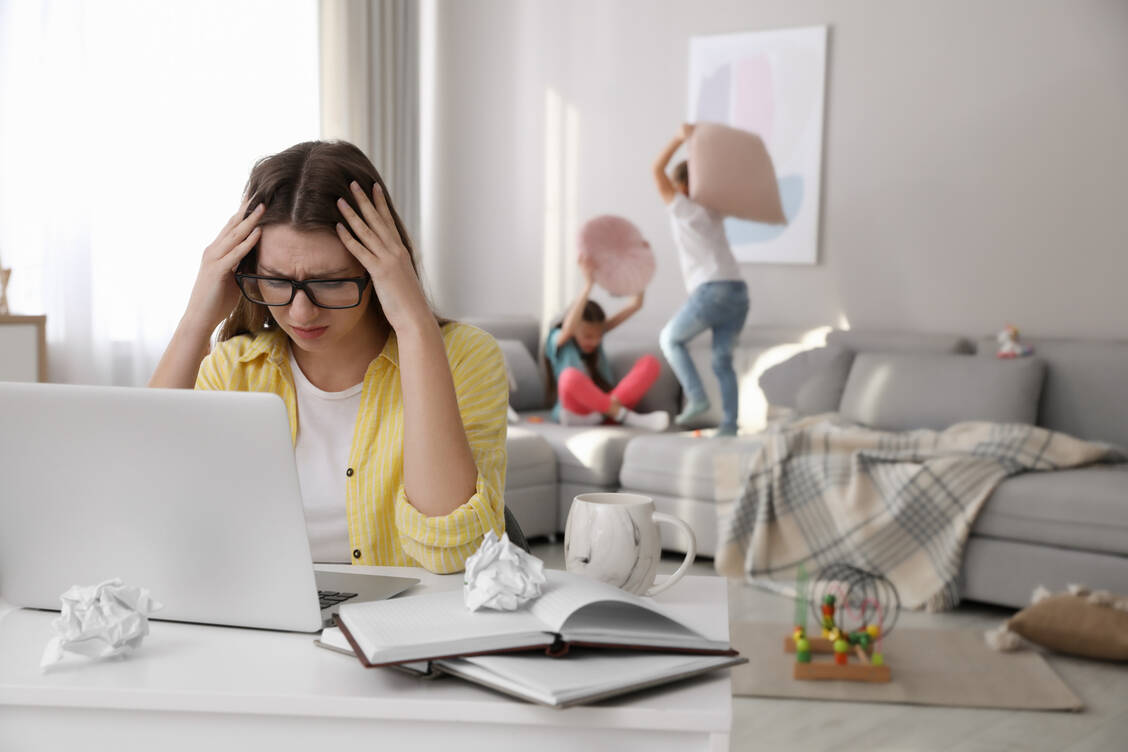 Für viele war es während der Corona-Pandemie nicht leicht, mit der Doppelbelastung von Homeoffice und Familienbetreuung beziehungsweise Homeschooling umzugehen. / Foto: Adobe Stock/New Africa