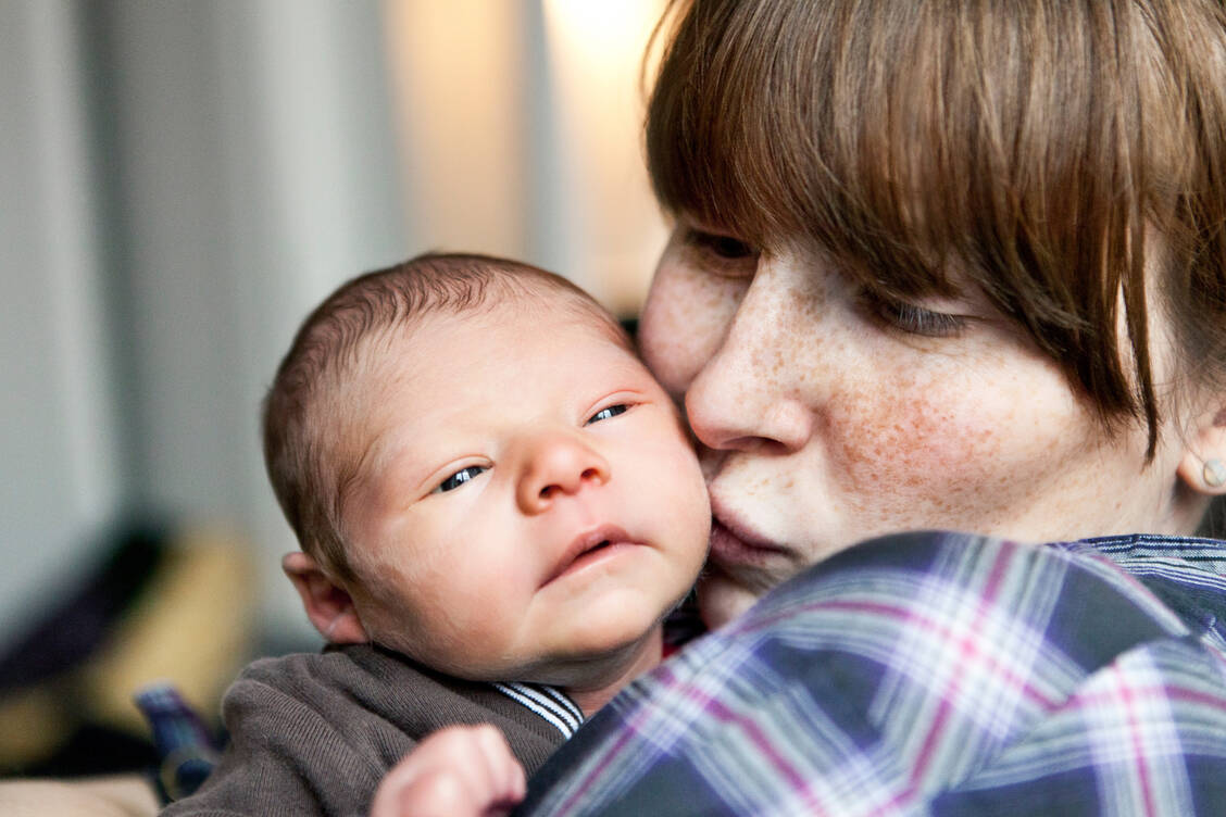 Neugeborene sind empfindlicher gegenüber Erregern. Um eine Übertragung, etwa des Herpesvirus zu vermeiden, sollten kleine Babys möglichst nicht am Kopf geküsst werden. / © Getty Images/Westend61