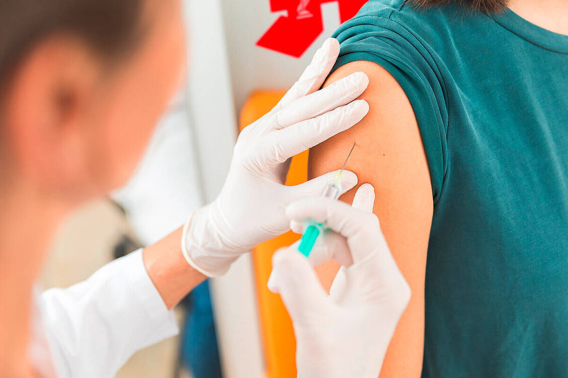 Künftig dürfen auch entsprechend geschulte PTA unter Aufsicht Impfungen in der Apotheke durchführen. / © ABDA