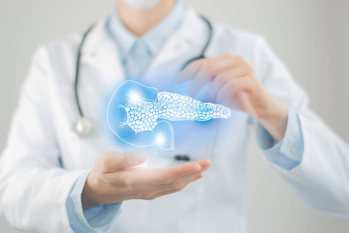 Krebserkrankungen der Bauchspeicheldrüse zeigen meist nur unspezifische Symptome, sodass sie häufig erst diagnostiziert werden, wenn sie bereits gestreut haben. Dementsprechend schlecht ist die Prognose, eine Behandlung erfolgt in der Regel rein palliativ. / © Getty Images/ mi-viri