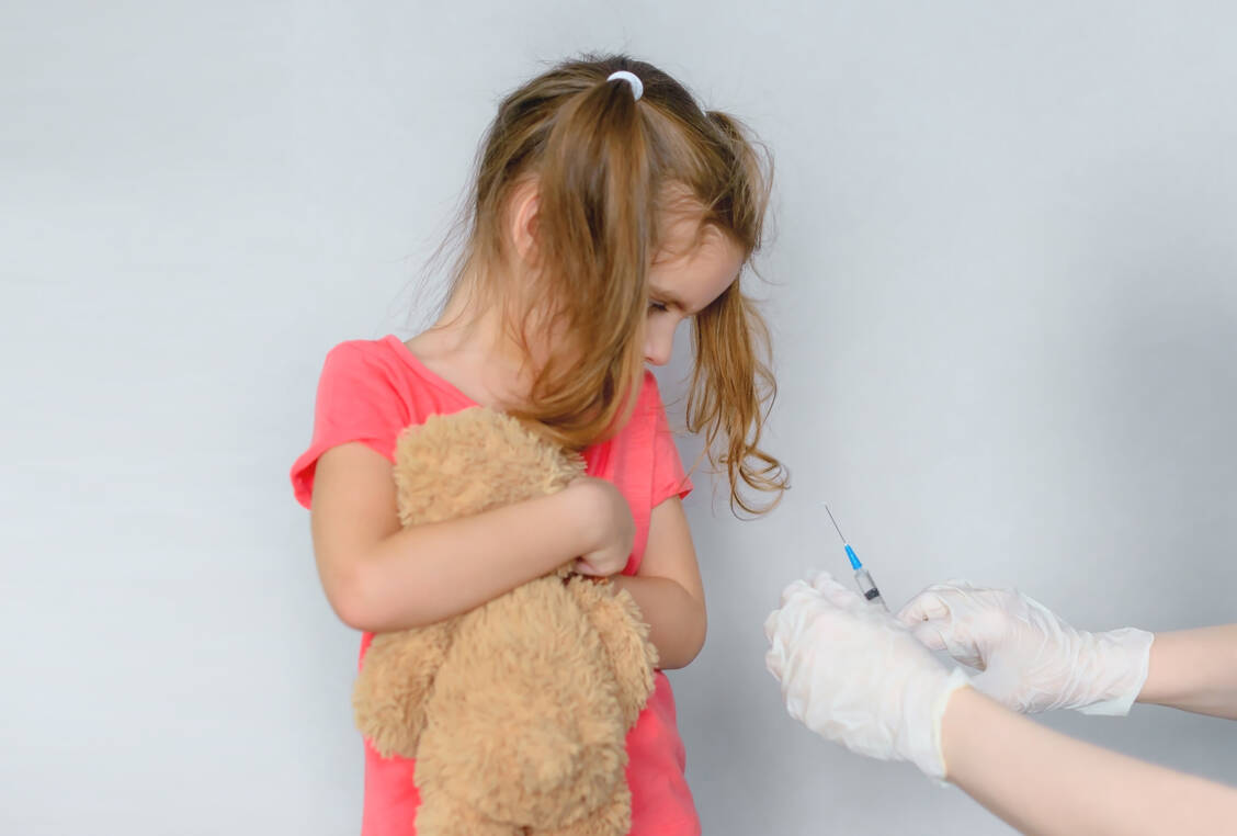 Kinder lassen sich mitunter schwer beruhigen, wenn sie einen Piks erwarten. / Foto: Adobe Stock/NATALYA