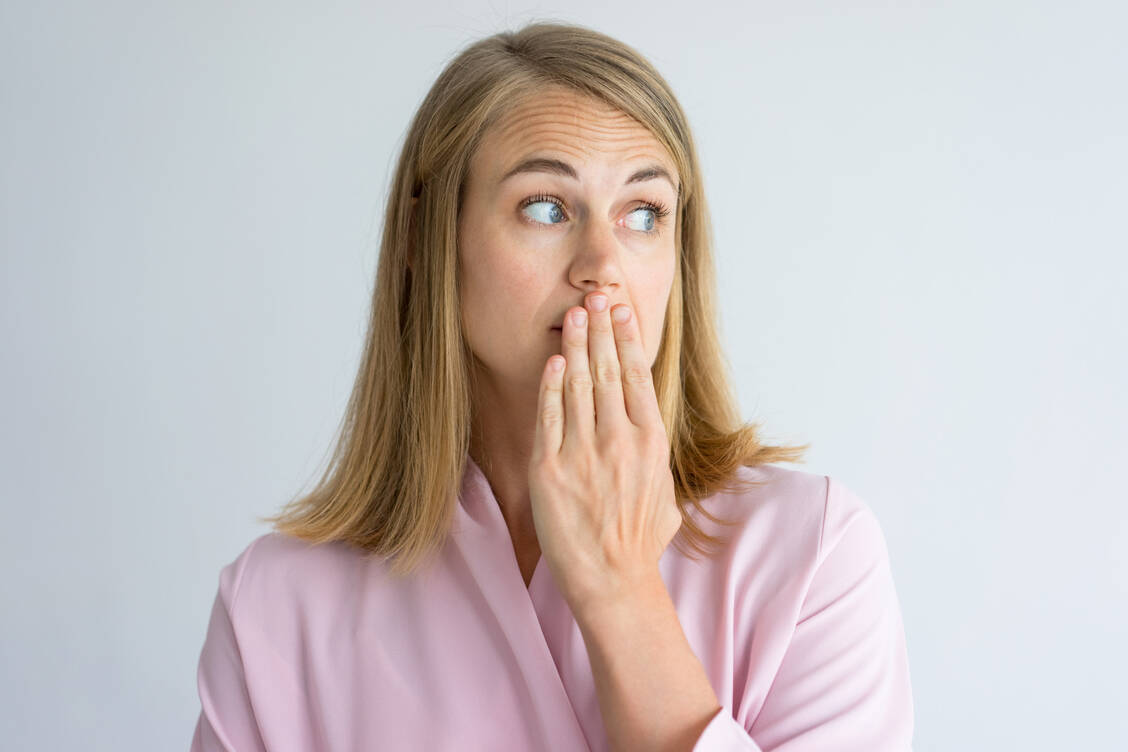 Mundgeruch ist peinlich. Mit ein paar einfachen Maßnahmen kann den Betroffenen jedoch meist gut geholfen werden. / Foto: Adobe Stock/Mangostar