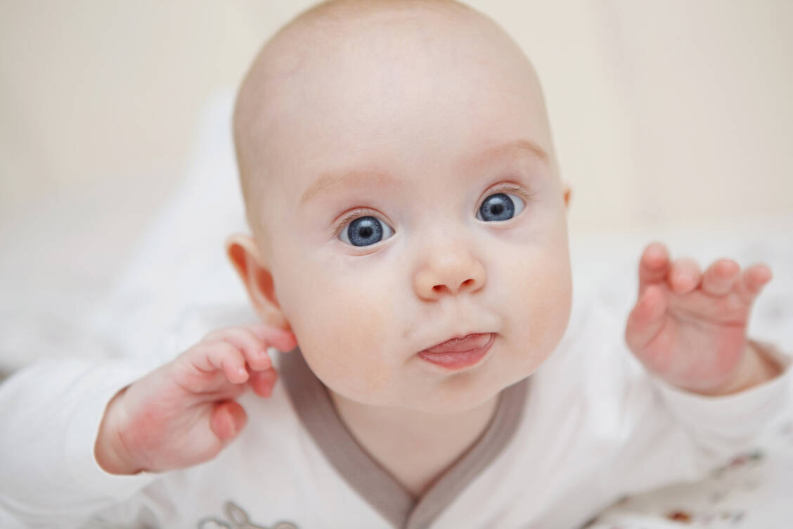 Haben Babys Hunger, strecken sie mitunter die Zunge heraus oder lecken sich die Lippen. / Foto: Adobe Stock/olgasparrow