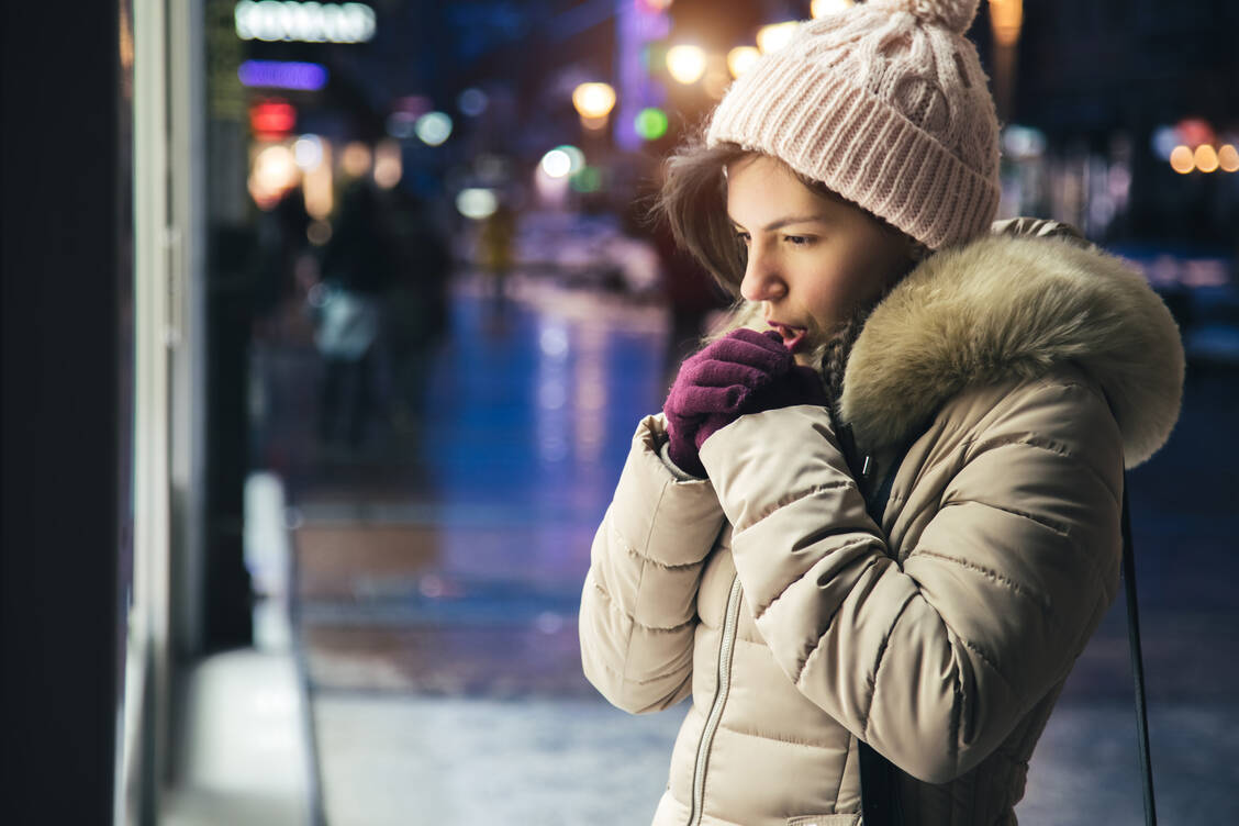 In der Tat frieren Frauen schneller als Männer. / Foto: Getty Images/Urbazon