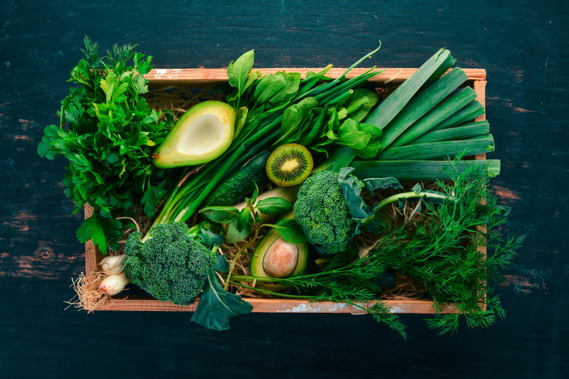 Alles grün – und basisch? Bei der basischen Ernährung stehen vor allem Gemüse und Obst auf dem Speiseplan und das ist ohne Zweifel gesund und empfehlenswert. / © Adobe Stock/Yaruniv-Studio