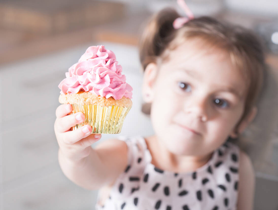 Nein, danke! Es ist nicht leicht, Leckereien abzuschlagen, aber notwendig, wenn man sein Zielgewicht wirklich erreichen möchte. / Foto: ©paninastock - stock.adobe.com