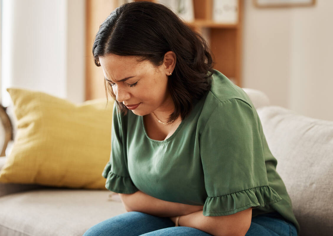 Im Schub leiden Patienten mit einer Colitis ulcerosa oder Morbus Crohn oft unter starken krampfartigen Bauchschmerzen. / © Getty Images/Jacob Wackerhausen