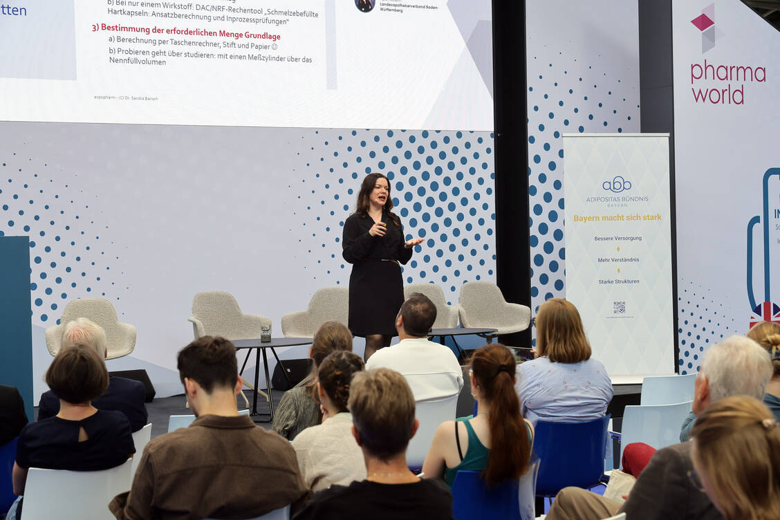 Sandra Barisch stellte auf der Expopharm in München wieder Rezepturen aus ihrer »Hexenküche« vor. / © Alois Mueller
info@amfotos.com