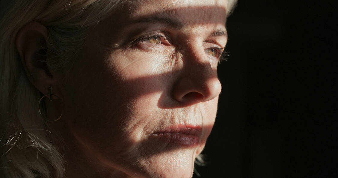 Stress oder Wechseljahre? Wer in der Perimenopause psychische Veränderungen an sich bemerkt, kann schnell ins Grübeln geraten. / © Getty Images/Kobus Louw