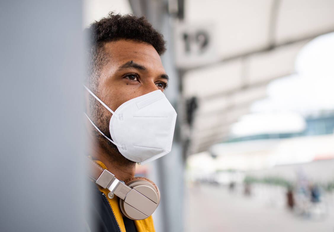 In Fernzügen und Fliegern soll bundesweit eine FFP2-Maskenpflicht gelten. / Foto: Getty Images/Halfpoint Images