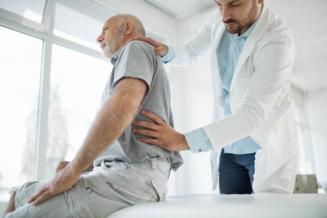 Einen Zusammenhang zwischen Tabakkonsum und Rückenschmerzen haben bereits mehrere Studien gezeigt. / Foto: Getty Images/gilaxia