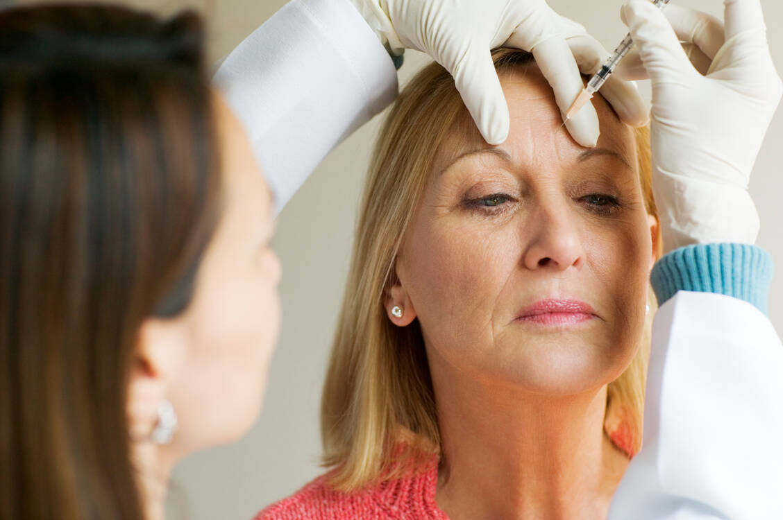 Botox wird unter anderem dazu verwendet, Falten zu glätten. Der Effekt hält einige Monate an. / Foto: Getty Images/Rick Gomez