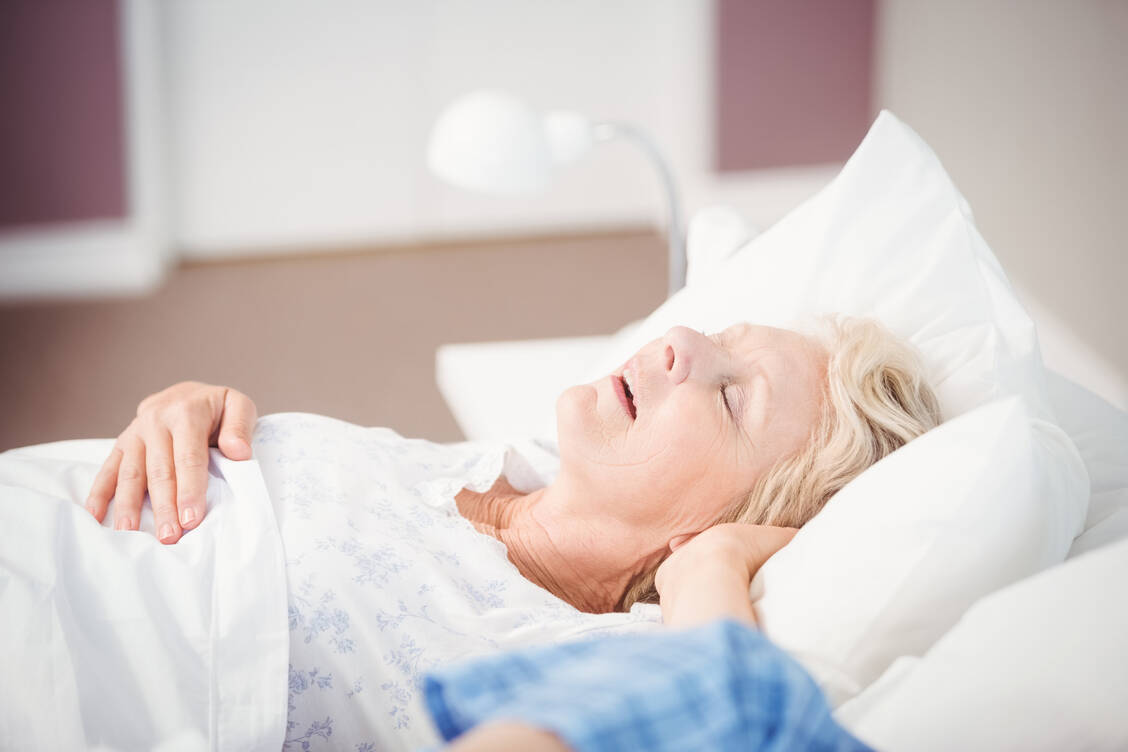 Auch Frauen können von Schlafapnoe betroffen sein. Bei ihnen wird das jedoch seltener diagnostiziert als bei Männern. / Foto: Adobe Stock/WavebreakMediaMicro