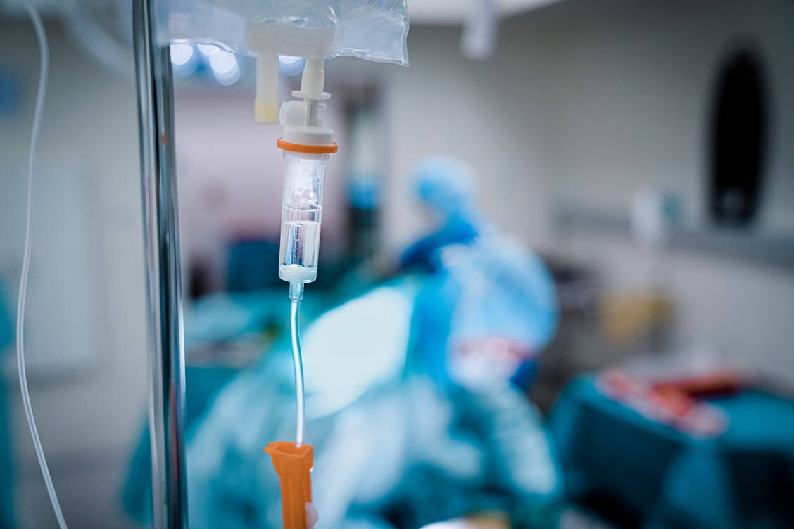 Cefepim/Enmetazobactam wird als intravenöse Infusion bei komplizierten Harnwegsinfektionen und Pneumonien verabreicht. / Foto: Getty Images/Gunnar Svanberg Skuklason